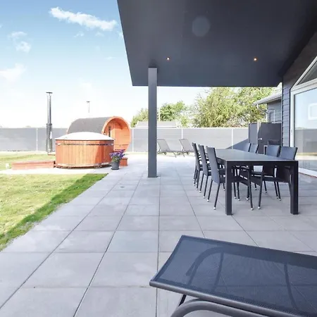 בית נופש Five-bedroom Holiday In